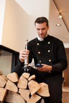 Schornsteinfeger führt Messungen an Feuerstellen durch (Foto:  (Foto: Bundesverband des Schornsteinfegerhandwerks)  