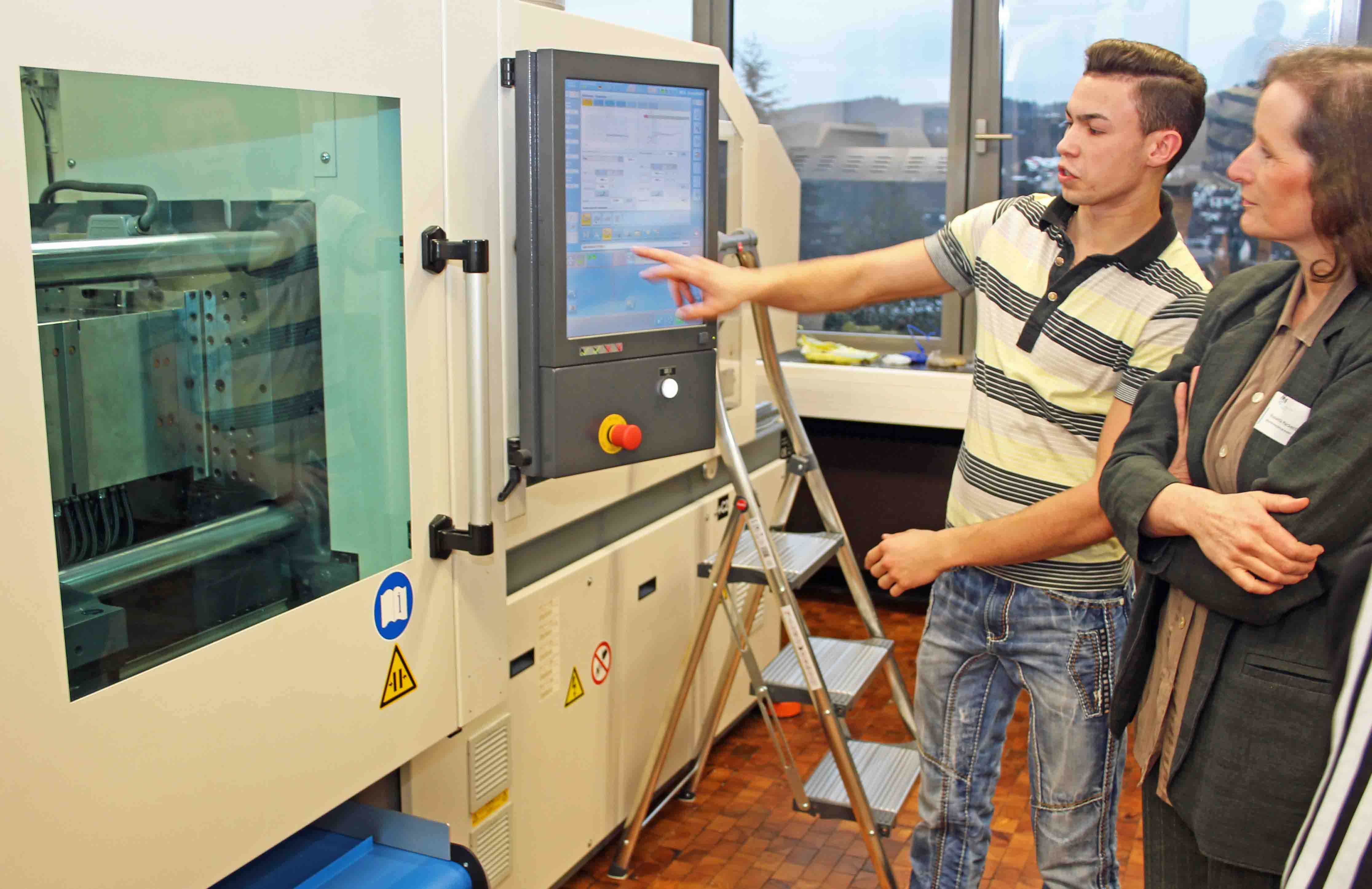 Die Möglichkeiten einer Kunststoffspritzgussmaschine im Blick: Besonders die Kunststoff-, Automobilzulieferer- und Metallindustrie sind in Oberberg stark vertreten. (Foto: OBK)