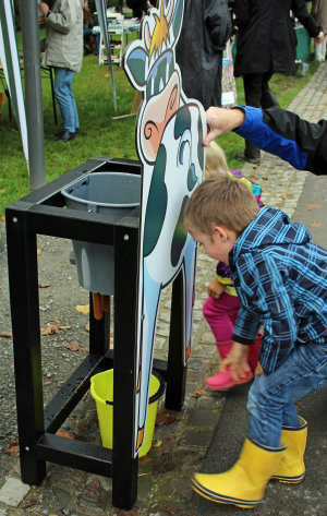 Pappkuh Lotte mit Wassertank: ein Melkstand animiert zum gefahrlosen Ausprobieren. (Foto:OBK) 