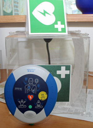 Mehrere Defibrillatoren sind in den Einrichtungen des Kreises platziert. (Foto: OBK)