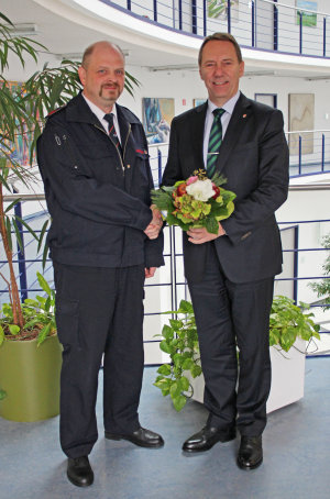 25-jähriges Dienstjubiläum: Landrat Jochen Hagt gratuliert Gregor Knaupe (Foto:OBK)