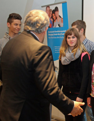 Die Schülergruppe Jonessen Schwamborn, David Gotfried und Justine Scherer stellte die "Berufsfelderkundung" in der Roseggerschule Waldbröl vor (Foto:OBK). Die Schülergruppe Jonessen Schwamborn, David Gotfried und Justine Scherer stellte die "Berufsfelderkundung" in der Roseggerschule Waldbröl vor (Foto:OBK).