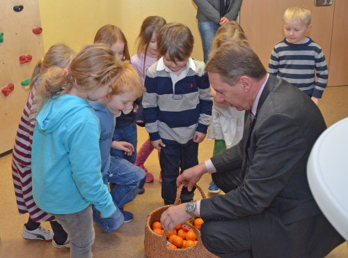 Das Ständchen der Kinder wurde mit Mandarinen und Süßigkeiten belohnt. (Foto: OBK)