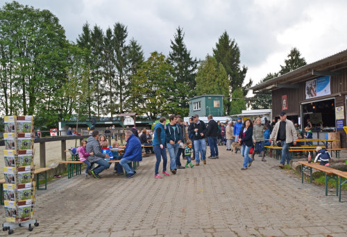 An der gut sortierten Verpflegungsstation kamen die Besucher ins Gespräch. (Foto: OBK)