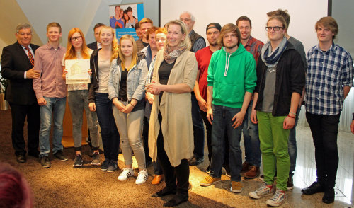Schüler- und Lehrergruppe der Gesamtschule Reichhof freuten sich über die erneute Zertifizierung ihrer Gesamtschule (Foto:OBK). Schüler- und Lehrergruppe der Gesamtschule Reichhof freuten sich über die erneute Zertifizierung ihrer Gesamtschule (Foto:OBK).