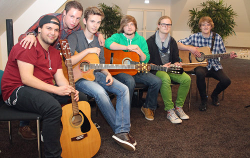 Der Musikkurs der Stufe 12, Gesamtschule Reichshof, eröffnete das Programm (Foto:OBK). 