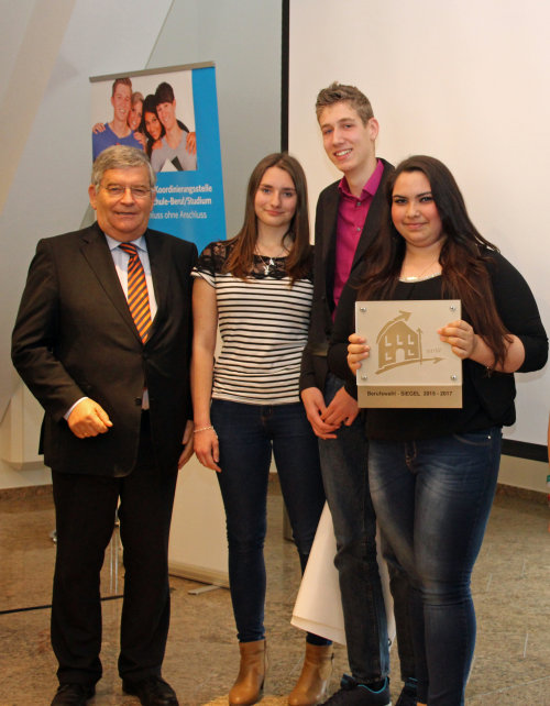 Die Schülerinnen und Schüler der Erich Kästner Schule sind stolz auf ihre erneute Auszeichnung (Foto:OBK). Die Schülerinnen und Schüler der Erich Kästner Schule sind stolz auf ihre erneute Auszeichnung (Foto:OBK).
