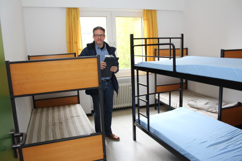 Der Kreismitarbeitende Rainer Schmidt leitet die Erstaufnahmeeinrichtung in Nümbrecht-Bierenbachtal (Foto:OBK). Der Kreismitarbeitende Rainer Schmidt leitet die Erstaufnahmeeinrichtung in Nümbrecht-Bierenbachtal (Foto:OBK).