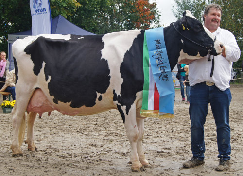 Bernd Lohmann aus Hückeswagen mit der "Miss Bergisch Land" Madera. (Foto: OBK)