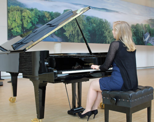 Nadia Singer brilliert am Konzertflügel und freut sich auf die "besondere Atmosphäre" in der Neuen Orangerie (Foto:OBK) 