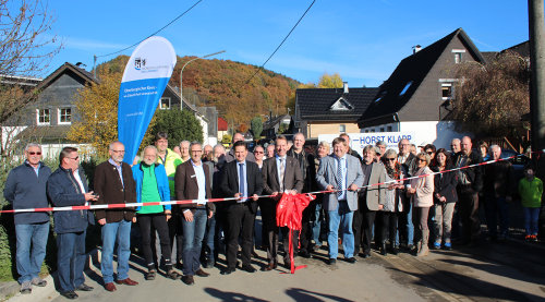 Vertreter von Kreis, Stadt, Baufirmen und die Anwohner durchschnitten das rote Band. (Foto: OBK)