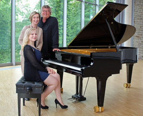 Freuen sich auf besondere Klavierabende im Schloss: die Pianistin Nadia Singer, Museumsdirektorin Dr. Gudrun Sievers-Flägel und Rezitator Lutz Görner (Foto:OBK) Freuen sich auf besondere Klavierabende im Schloss: die Pianistin Nadia Singer, Museumsdirektorin Dr. Gudrun Sievers-Flägel und Rezitator Lutz Görner (Foto:OBK)