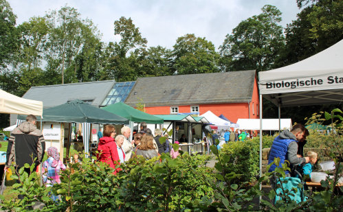 Nabu-Stand, Kräuterquiz, Imkerstand und bergische Waffeln - begehrte Haltepunkte vor der Biologischen Station Oberberg im Roten Haus. (Foto:OBK)   