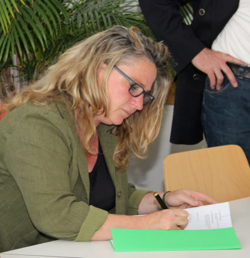 Sandra Pahl, Schulleitungsteam der Hauptschule Radevormwald, unterzeichnet den Kooperationsvertrag (Foto:OBK). 