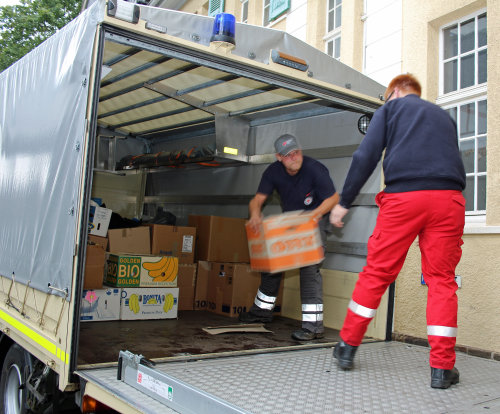 Ehrenamtliche Helfer entladen Spendensammlungen im Oberbergischen (Foto:OBK)