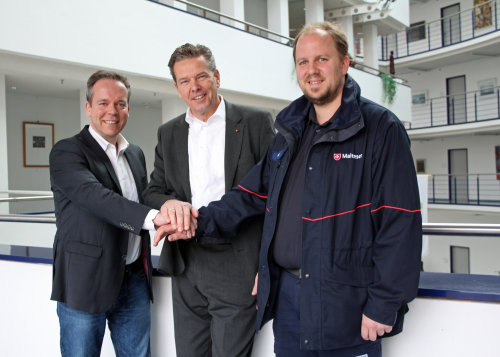 Die offizielle Übergabe ist vollzogen (v.l.n.r.): Kreisdezernent Klaus Grootens; Martin Rösler (Diözesangeschäftsführer der Malteser NRW) und Einrichtungsleiter Christian Schelle (Malteser Ortsbeauftragter Engelskirchen),(Foto: OBK). Die offizielle Übergabe ist vollzogen (v.l.n.r.): Kreisdezernent Klaus Grootens; Martin Rösler (Diözesangeschäftsführer der Malteser NRW) und Einrichtungsleiter Christian Schelle (Malteser Ortsbeauftragter Engelskirchen),(Foto: OBK).
