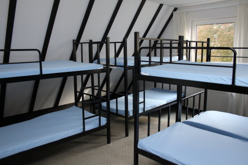 Doppelstockbetten und Mehrbettzimmer sind für Alleinreisende vorgesehen. Familien werden gemeinsam untergebracht.(Foto: OBK) Doppelstockbetten und Mehrbettzimmer sind für Alleinreisende vorgesehen. Familien werden gemeinsam untergebracht.(Foto: OBK)