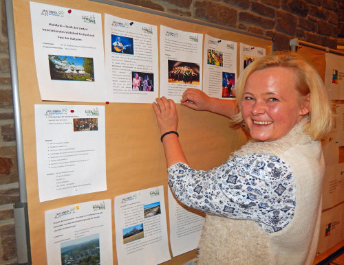 Letzter Schliff für die Projekt-Präsentation: Nicole Williams informiert über die Idee eines internationalen Volksmusik-Festivals und Festival der Kulturen. (Foto: OBK) Letzter Schliff für die Projekt-Präsentation: Nicole Williams informiert über die Idee eines internationalen Volksmusik-Festivals und Festival der Kulturen. (Foto: OBK)