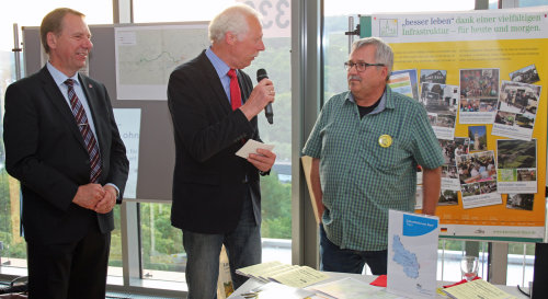 Wolfgang Ballert (r.) von der Dorfgemeinschaft Wipperfürth-Thier präsentierte u.a. die Erfolge seines Siegerdorfes beim  Bundeswettbewerb "Unser Dorf hat Zukunft" (Foto:OBK)