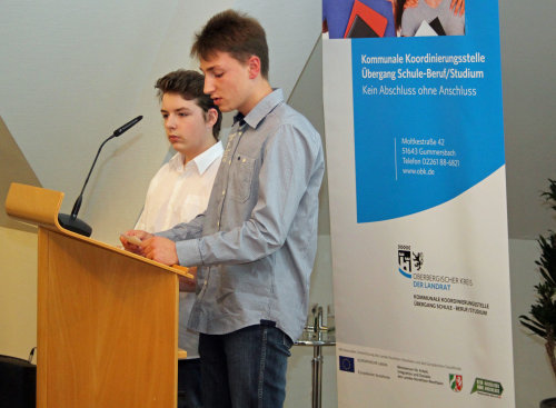 Naoh Klee und Edgar Kinetz von der Gesamtschule Waldböl informierten unter anderem über das Angebot von Berufspraktika an ihrer Schule (Foto:OBK). Naoh Klee und Edgar Kinetz von der Gesamtschule Waldböl informierten unter anderem über das Angebot von Berufspraktika an ihrer Schule (Foto:OBK).