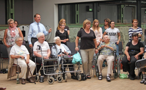 Kreisdirektor Jochen Hagt (hintere Reihe, 2.v.l) ist Schirmherr des Chores. (Foto: OBK)