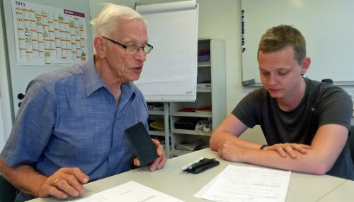 Der Taschenrechner dient nur der Kontrolle. Dietmar Thiele hat mit seinen Schülern stets Kopfrechnen geübt, um Matheaufgaben zu lösen (Foto:OBK). 