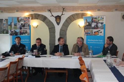 In der Pressekonferenz berichteten Kreisdirektor Jochen Hagt (Mitte), Bürgermeister Stefan Meisenberg (2.v.r.), Jürgen Dzuballe (1.v.l) und Rainer Gosebruch (2.v.l) über die vorangegangen Arbeiten. (Foto: OBK) In der Pressekonferenz berichteten Kreisdirektor Jochen Hagt (Mitte), Bürgermeister Stefan Meisenberg (2.v.r.), Jürgen Dzuballe (1.v.l) und Rainer Gosebruch (2.v.l) über die vorangegangen Arbeiten. (Foto: OBK)
