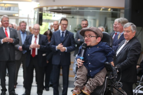 Raul Krauthausen unterhält die Gäste als lebhafter und geistreicher Redner (Foto:OBK)