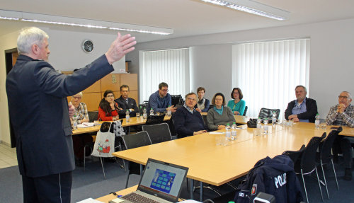 Polizeihauptkommissar Jürgen Poschner schildert anschaulich die Gefahren, die im Straßenverkehr lauern. (Foto: OBK)
