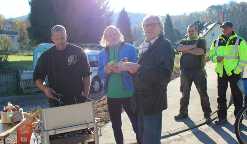 Zur Feier des Tages wurde gegrillt. (Foto: OBK)