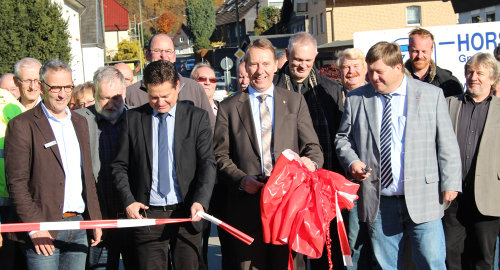 Die Freigabe der Straße übernahm Landrat Jochen Hagt (Mitte). (Foto: OBK)
