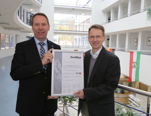 Kreisdirektor und Dezernent für Wirtschaftsförderung Jochen Hagt überreicht dem Gründungsberater Thomas Wojahn das Zertifikat. (Foto: OBK)