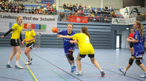 Unterstützung von rund 200 Mitschülerinnen und Mitschülern erhielten die Gummersbacher Mädels zwischenzeitlich. Am Ende sprang Platz fünf heraus. (Foto: OBK)