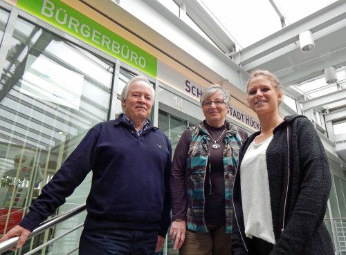 Die Hückeswagener Weitblick-Standortlotsin Margareta Coenen (M.) mit den beiden Paten Jana Wiehager und Bernd Oesinghaus, die sich wie zahlreiche weitere Freiwillige in Hückeswagen ehrenamtlich um Flüchtlinge kümmern möchten. (Foto: OBK)