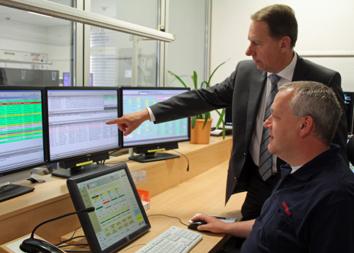Kreisdirektor Jochen Hagt und Ralph Breloer von der Kreisleitstelle sind begeistert vom neuen Leitstellensystem (Foto: OBK) Kreisdirektor Jochen Hagt und Ralph Breloer von der Kreisleitstelle sind begeistert vom neuen Leitstellensystem (Foto: OBK)