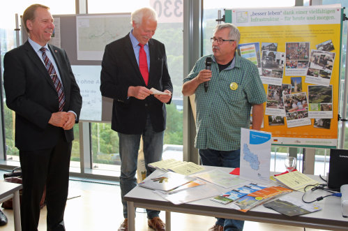 Kreisdirektor Jochen Hagt (l.) ermuntert Ortsgemeinschaften die "Zukunftswerkstatt Dorf" für sich zu nutzen, hier mit Dr. Lutz Wetzlar (Experte für Dorfentwicklung) und Wolfgang Ballert von der Dorfgemeinschaft Wipperfürth-Thier (Foto:OBK) 