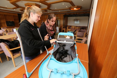 Auch Kinderstühle mussten aufgebaut werden. (Foto: OBK)