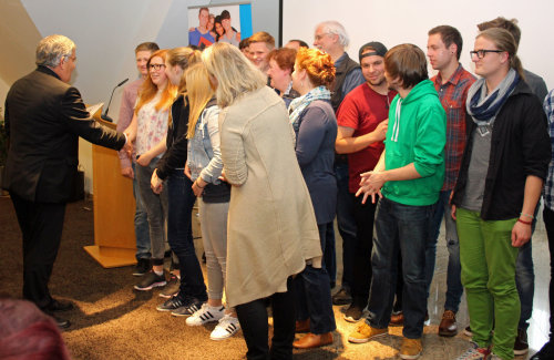 Landrat Hagen Jobi überreichte das Zertifikat an die Gesamtschule Reichshof (Foto:OBK).