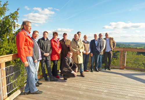 Die Oberbergischen Wirtschaftsförderer genoßen den Blick über "Panarbora". (Foto: OBK)