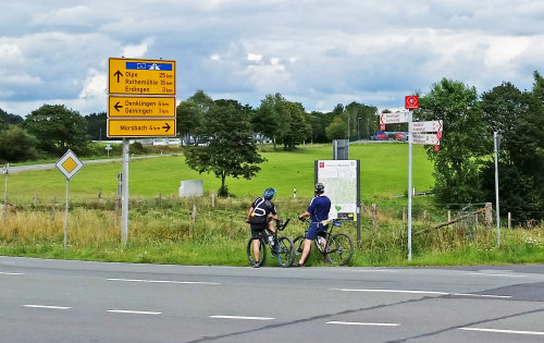 Radfahrer erhalten an den Knotenpunkttafeln zusätzliche Info anhand von Umgebungskarten. (Foto: OBK) Radfahrer erhalten an den Knotenpunkttafeln zusätzliche Info anhand von Umgebungskarten. (Foto: OBK)