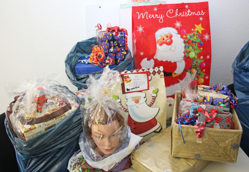 Ein bunter Geschenkereigen wurde ans Kreisjugendamt übergeben. (Foto: OBK)