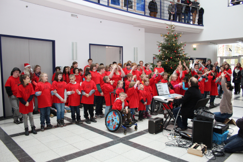 Die jungen Sängerinnen und Sänger präsentierten einen Mix aus klassischen und modernen Weihnachtsliedern. (Foto: OBK) Die jungen Sängerinnen und Sänger präsentierten einen Mix aus klassischen und modernen Weihnachtsliedern. (Foto: OBK)