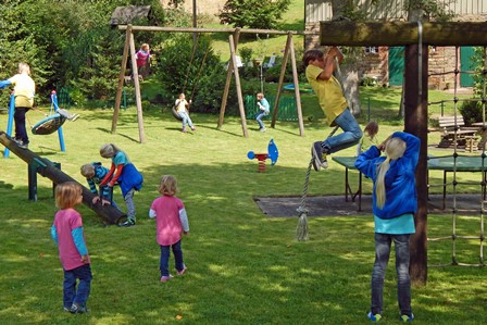 Buntes Treiben auf dem Spielplatz mitten in einem oberbergischen Dorf