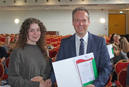 Kreisdirektor Klaus Grootens gratulierte den Schülerinnen und Schülern.(Foto: OBK)