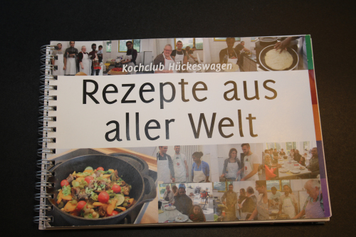 Das Buch "Rezepte aus aller Welt" ist von den Mitgliedern des Kochclubs Hückeswagen erstellt worden. (Foto: OBK)