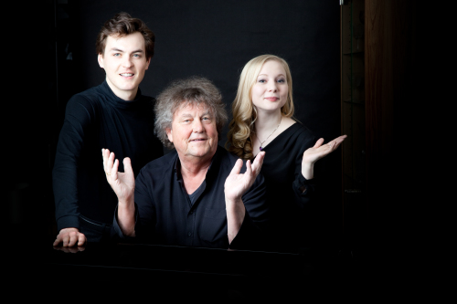 Edward Leach (v.l.), Lutz Görner und Nadia Singer gestalten den Konzertabend auf Schloss Homburg. (Foto: Fotofelix) Edward Leach (v.l.), Lutz Görner und Nadia Singer gestalten den Konzertabend auf Schloss Homburg. (Foto: Fotofelix)