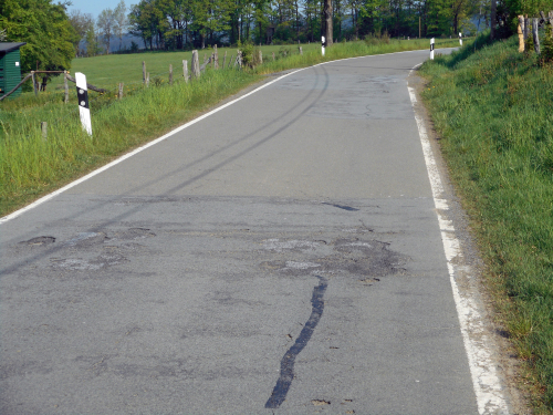 Asphaltdeckschicht und Asphalttragschicht werden erneuert. (Foto: OBK)