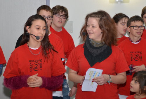 Schülerin Nursel Mustafa und Lehrerin Sabrina Schultheis moderierten das Konzert. (Foto: OBK)