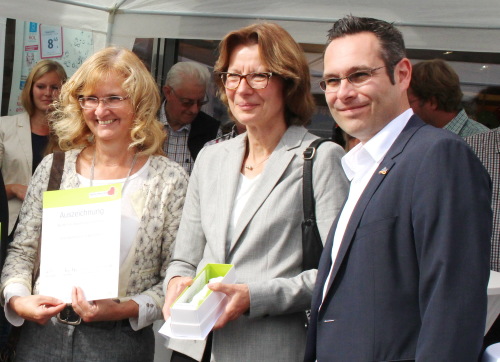 Die Weitblick-Standortlotsinnen Astrid Marcinkowski und Jutta Ramackers mit dem dm-Gebietsverantwortlichen Stephan Welinow.(Foto: OBK)