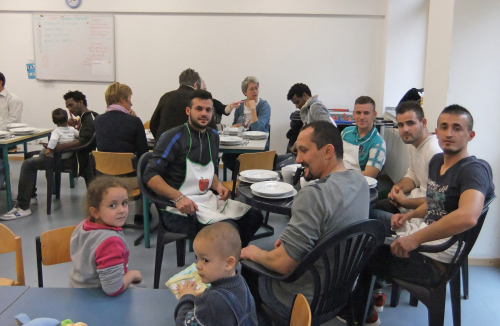 Beim gemeinsamen Essen entstehen viele Gespräche. (Foto: Marianne Fiebig)